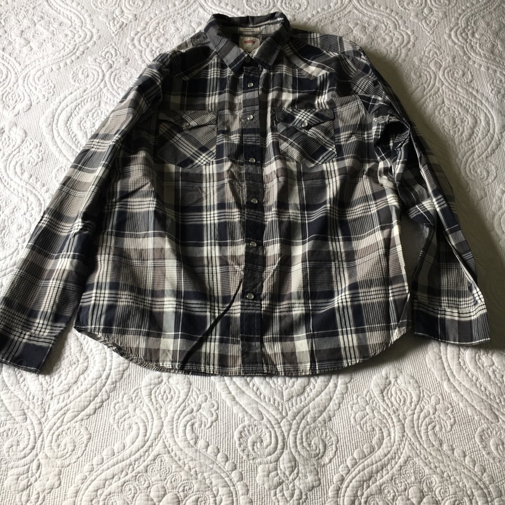 Men’s Casual button down plaid shirt.